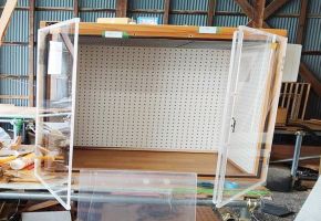 防音ケージカバー6扉をドアタイプにしました。開け閉めが簡単で取り外ししなくて楽です。内部に4㎜の引き違いの扉が付きます。持ち上げれば外せ前面が全開になります。ケージも出せます。介護もしやすくなります。 仔犬から永く使える商品です。左半分のアクリルを開け中の扉を右に寄せればワンちゃんは、出せます。 面ごとのパーツでお届けします。プラスドライバーで簡単に組み立て出来ます。組み立て説明も付きます。内寸930x615 高さ660 開口寸法930x600・内部は、有孔ベニヤを張っています。・内部に4